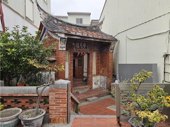 佳冬鄉六根庄是有名的「活的博物館」，蕭家古厝、楊氏宗祠、步月樓、張家商樓等古蹟一字排開，圖為屏東縣三級古蹟步月樓。（羅琦文攝）
