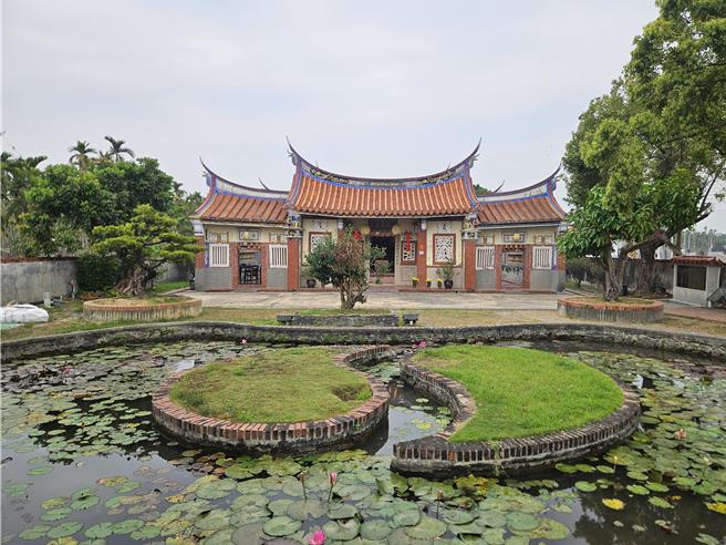 「屏日曬書祭」帶領遊客在聚落之間逛書展，堪稱最美的文化體驗，圖為楊氏宗祠。（羅琦文攝）