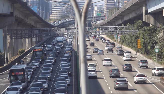 汽车驾驶注意！交通部将首订隔热纸透光率安全指引。（汽车示意图／本报资料照）