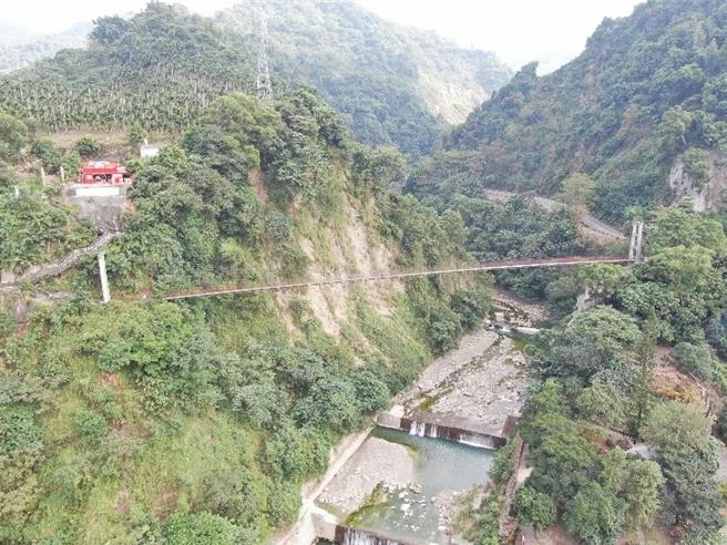 阿里山公路起點處的天長吊橋已封閉禁通行，將拆除，只保留橋紀念。（阿管處提供／廖素慧嘉縣傳真）