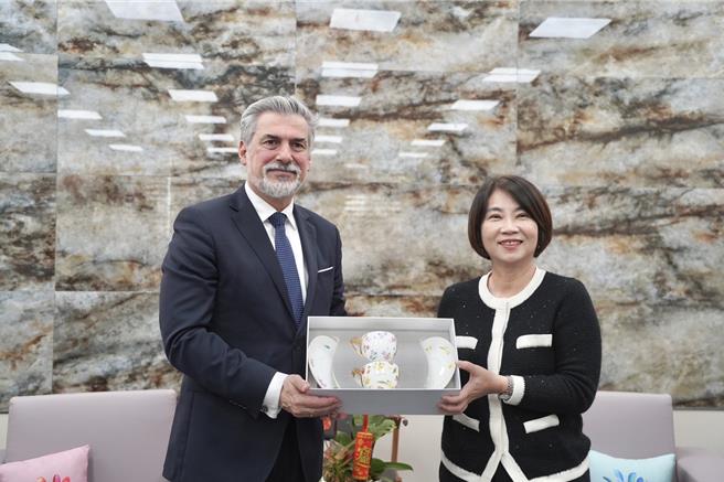 波蘭辦事處處長高則叡（Cyryl Jacek Kozaczewski）7日至屏東縣政府拜會縣長周春米，雙方就能源、科技、農業等多個領域進行深入交流。（屏縣府提供／謝佳潾屏東傳真）