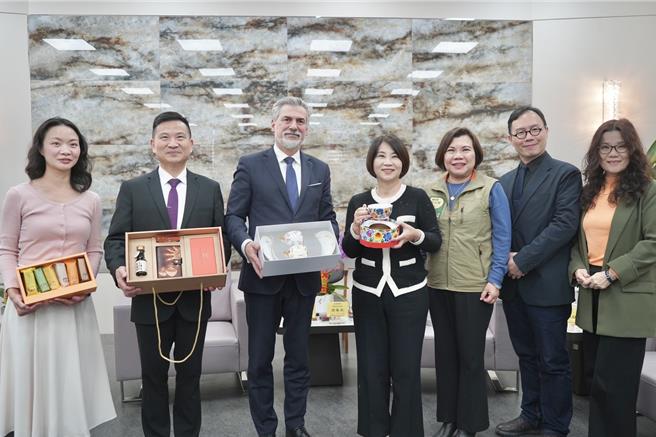 波蘭辦事處處長高則叡（Cyryl Jacek Kozaczewski）7日至屏東縣政府拜會縣長周春米，雙方就能源、科技、農業等多個領域進行深入交流。（屏縣府提供／謝佳潾屏東傳真）