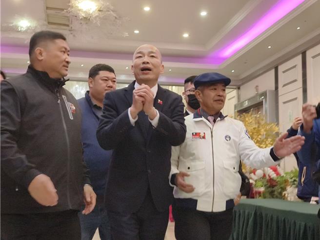 赖清德总统拟于10日邀请五院院长茶叙，立法院长韩国瑜（中）7日到桃园芦竹表示，现在台湾都非常辛苦，总统下午3时邀请自己到总统府跟其他4院院长一起谈内外困境，在风、雨齐聚的时候，团结比什么都重要。