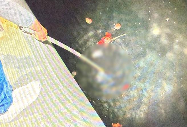 警方於5號船渠打撈到疑似殘骸。（翻攝照片／洪靖宜高雄傳真）