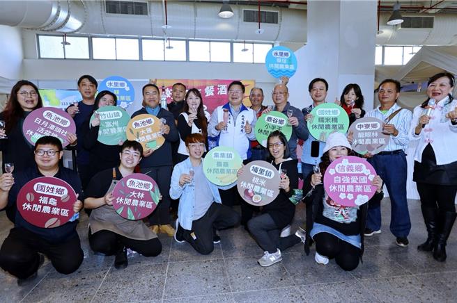 南投縣休閒農業區在Hello禮好市集設置 「來南投進休」展區，7日邀請花式調酒師A.MI表演攬客。（南投縣政府提供／楊靜茹南投傳真）