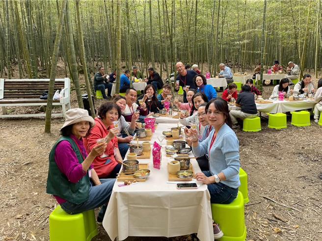 小半天休閒農業區業者開發特色旅遊路線「酒竹飯飽漫步竹林小旅行」，深受都會區遊客歡迎。（小半天休區提供／楊靜茹南投傳真）