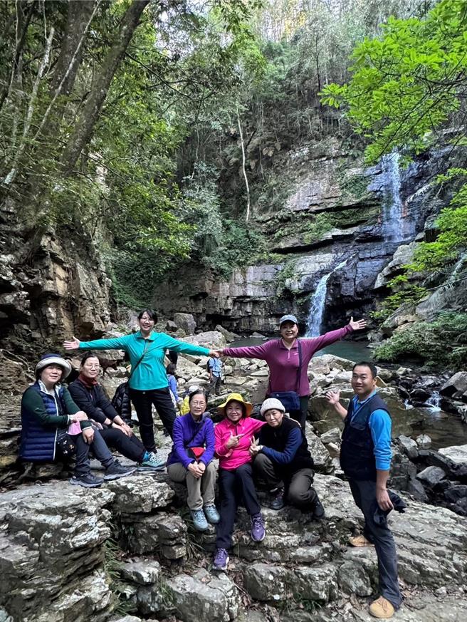 遊客至澀水森林步道踏青，宛如走入侏儸紀公園，體驗自然生態。（陳秋坤提供／楊靜茹南投傳真）