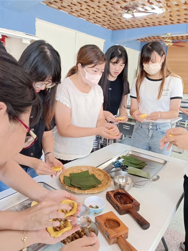 桃米休閒農業區體驗課程多元，包括黃金青蛙粿、百香果鳳梨果醬ＤＩＹ，還有各式農事體驗。（桃米休區提供／楊靜茹南投傳真）