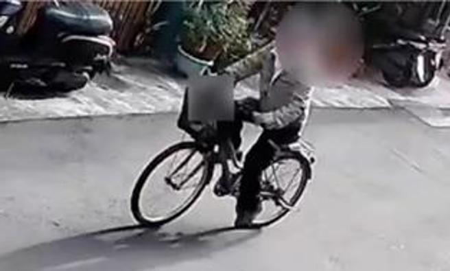 监视器拍到张嫌外出骑脚踏车的身影。（图／洪靖宜翻摄）