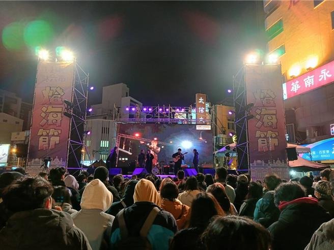 斗六市公所邀請年輕人喜愛的歌手在圓環搭舞台開唱，吸引外地人來斗六玩。（周麗蘭攝）