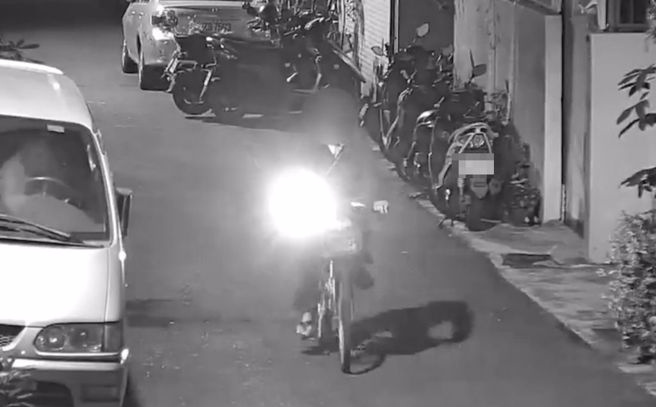 張嫌利用清晨時間運屍，並多次進出家門。（圖／翻攝畫面）