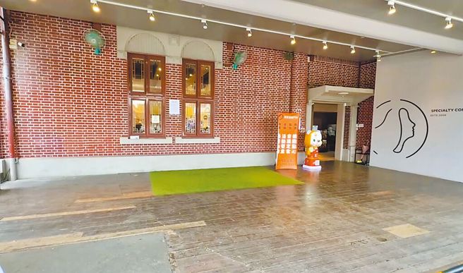 路易莎咖啡埔里酒厂门市3日劝离从事罢免活动的公民团体，事后暂时撤除户外桌椅，并公告「谢绝所有党派的政治活动」，惨遭网友出征。（资料照，杨静茹摄）