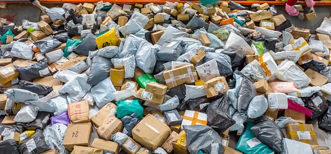 川普大刀砍向「小额豁免」条款，涉及数百亿美元来自中国的低廉商品。投行预估，美国关税新政策将导致2025年中国出口增长减少1.3个百分点。图／新华社