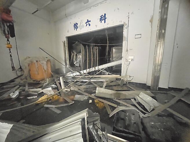 新竹县新埔镇远东新世纪化学纤维总厂气爆造成2死19伤，消防局初步调查，不排除是因高压管线泄漏热媒油，遇热源爆炸起火。（新竹县消防局提供）