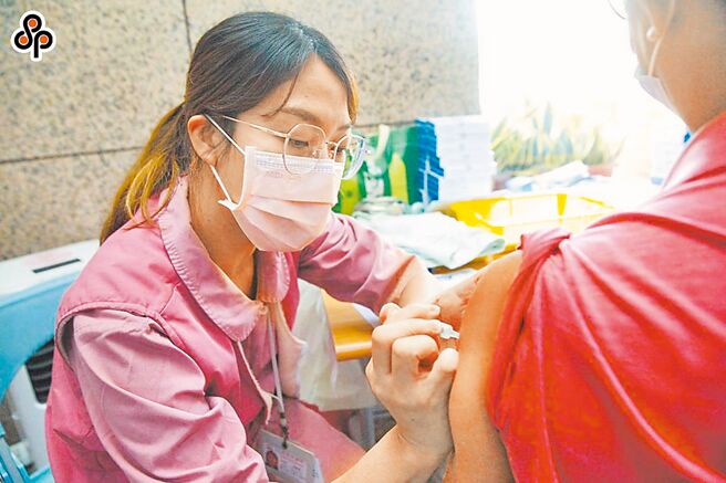 台北市議員簡舒培接獲陳情，民眾向北市聯醫和平院區健康管理中心申請到宅接種流感疫苗，施打日當天健康管理中心卻稱「中央將疫苗全數調走」，事後了解竟是該中心忘記預留疫苗。圖為流感疫苗施打示意圖，非新聞當事人。（本報資料照片）