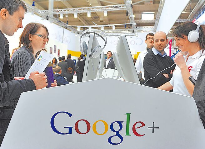 由OpenAI开发的AI聊天机器人程式ChatGPT，6日宣布开放免费使用其「搜寻」功能，外媒认为将威胁搜寻引擎Google霸主地位。图为德国汉诺威博览会谷歌展区。（新华社）