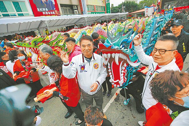 苗栗(火旁)龍文化活動邁入第27年，昨祥龍點睛登場，但中央經費補助共少了100萬元，縣長鍾東錦強調政治不應凌駕於文化之上，呼籲各界拋開黨派分歧團結一致。（呂麗甄攝）