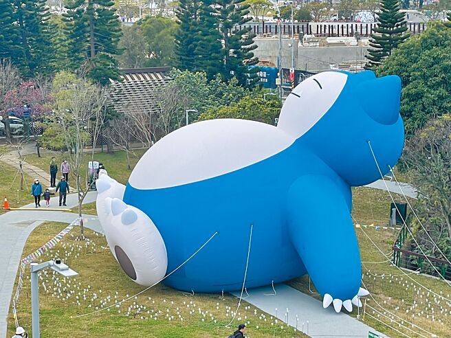 2025台灣燈會在桃園，桃園市以「光聚千塘串桃園」打造親子與文化結合的光影盛宴，7日起5大展區將開始試營運，最具話題全球最大12公尺高的卡比獸已於青塘園亮相。（廖姮玥攝）