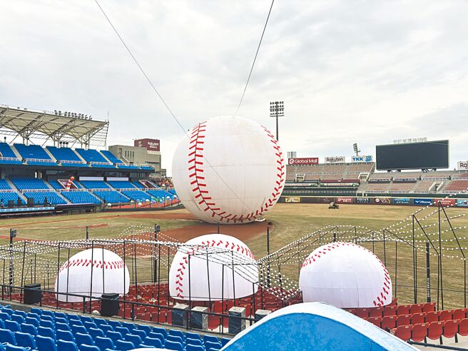 2025台灣燈會在桃園，樂天桃園棒球場矗立全台最巨型直徑約20米棒球，呼應中華隊去年12強奪冠。（廖姮玥攝）