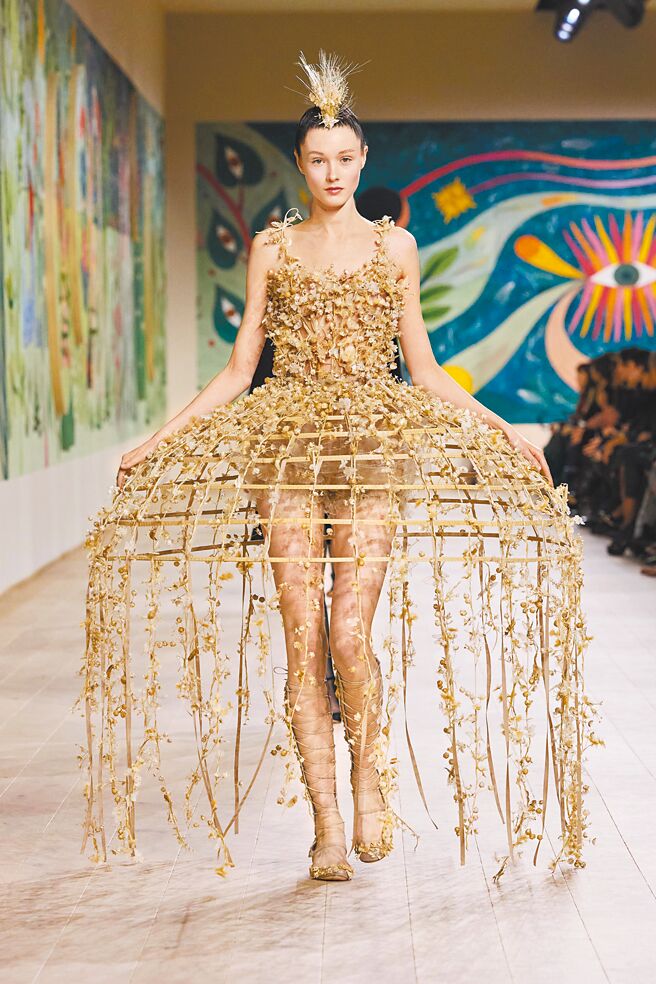 絕美的古典裙撐風格搭充滿藝術的花草編織，相當有趣。（Dior提供）