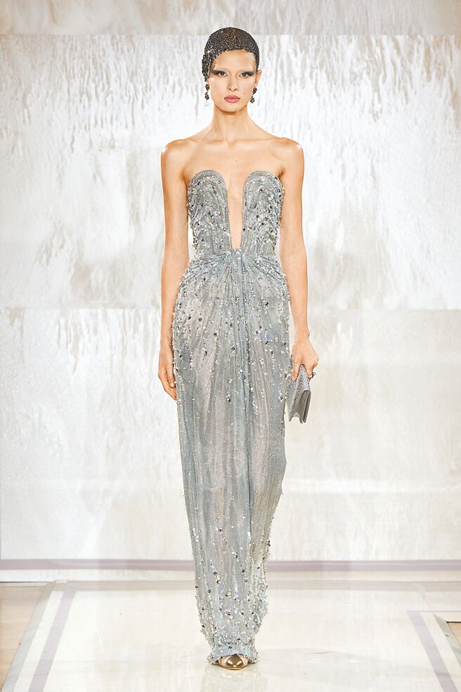 融合各地文化與設計語彙的高訂細節，風格明亮搶眼。（Armani提供）