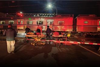 命大！BMW闖新營平交道撞區間車   男醉茫茫遭法辦