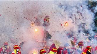 影》台東「寒單第一炸」震撼全場 鞭炮聲響亮元宵嘉年華