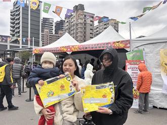 桃园灯会宝可梦提灯热门 民眾不畏橙色低温排队抢拿