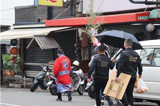 高雄分屍案！被害人家屬招魂　打撈人員燒紙錢祈求順利