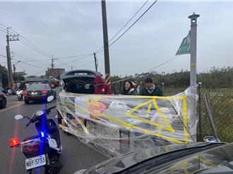 寒流看聖母廟煙火 民眾禦寒路邊圍塑膠布「造結界」