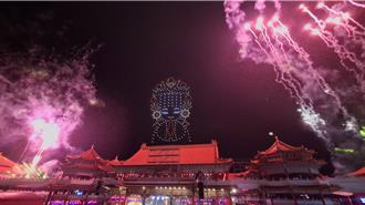 寒流夜仍湧入10萬人 聖母廟煙火點亮台南土城夜空