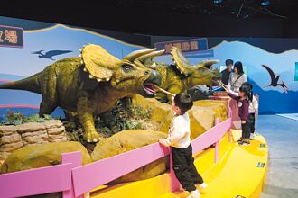 汪汪隊快閃駁二 小孩瘋互動侏羅紀