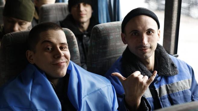  乌俄5日完成最新一波换俘行动，150名乌军官兵重获自由，搭车返国。（取自泽伦斯基「X」帐号）