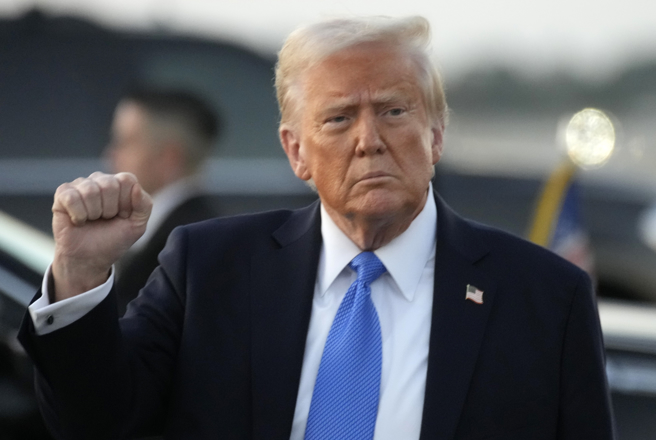 美国总统川普7日搭乘空军一号专机飞抵佛州棕榈滩的神情。（美联社）