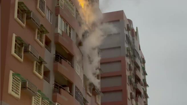 嘉义市志升街一栋大楼6楼今天清晨失火。（民眾提供／廖素慧嘉义传真）