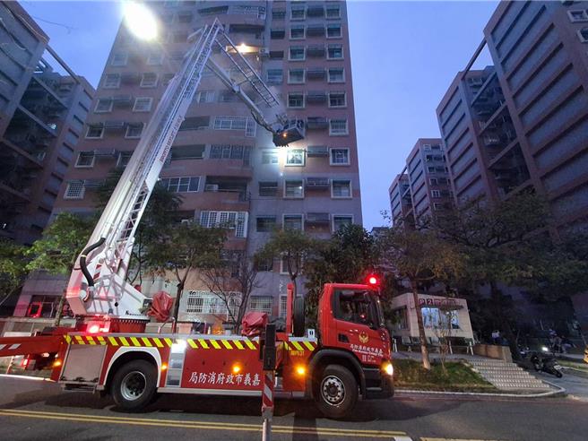 嘉义市志升街一栋大楼6楼今天清晨失火，消防人车抢救。（民眾提供／廖素慧嘉义传真）