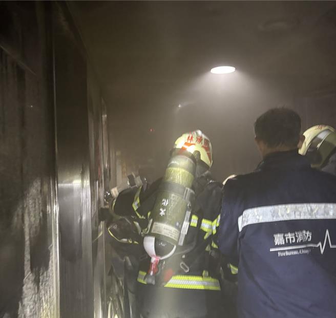嘉义市志升街一栋大楼6楼今天清晨失火，消防人员破门入屋救人。（民眾提供／廖素慧嘉义传真）