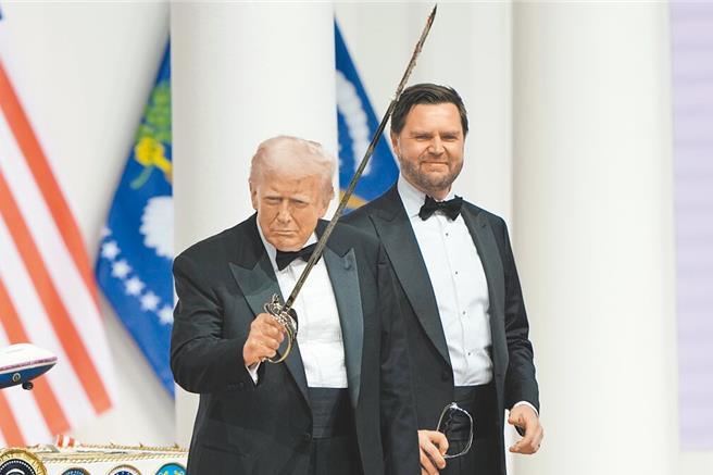 美國媒體透露，美國總統川普已責成副總統范斯和白宮國安顧問瓦爾茲，監督大陸短影音平台「抖音」海外版TikTok未來可能的出售交易活動。（美聯社）