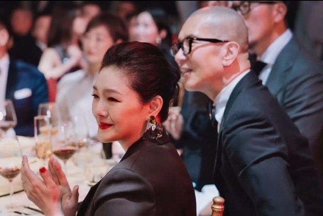 大S与具俊晔上个月出席王伟忠女儿归寧宴，留下甜蜜的合影。（图／hueichin26 Instagram）