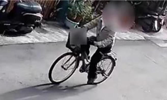 張嫌騎腳踏車，前方載著黑色塑膠袋多次外出。（中時資料照）