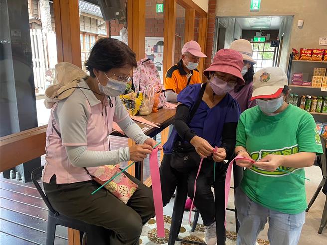 從職場到能規畫旅遊，憨兒從受助到助人，42歲的中度智能障礙者小文（化名），在真善美社會福利基金會的協助下，成為能照顧人的小助手，更能規畫輕旅行照顧夥伴。（真善美社會福利基金會提供／廖姮玥桃園傳真）