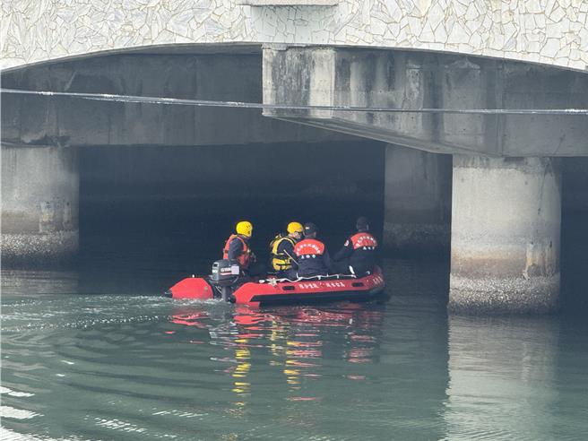 警消橡皮艇搜尋。（洪靖宜攝）