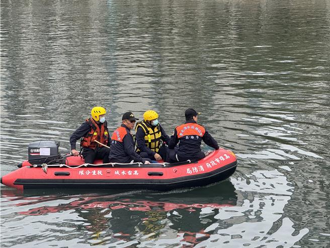 警消橡皮艇搜尋。（洪靖宜攝）