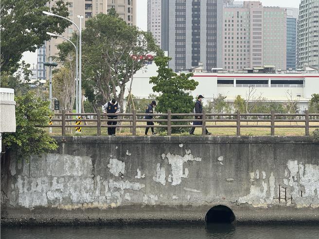 警方沿岸搜索。（洪靖宜攝）