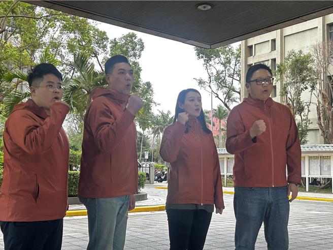 藍營青年反制大罷免潮，發起罷免「雙吳」綠委吳思瑤、吳沛憶行動，今（8日）團隊在上午將罷免吳思瑤的提議書送交中選會。（陳薏云攝）