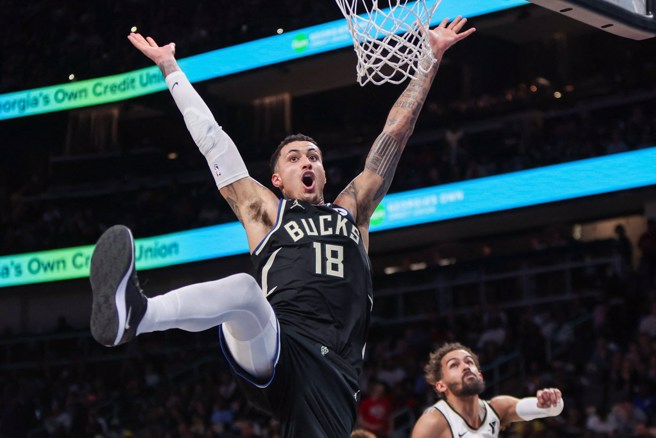 库兹马上篮遭到崔杨犯规。(路透)