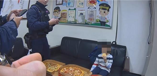 警方将男童带回派出所休息。(翻摄照片／林郁平台北传真）