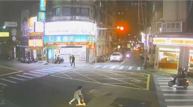 新竹市1名6岁女童，竟趁长辈不注意，独自骑着滑板车跑出门后失联，母亲吓得急忙报警，经警方调阅监视器，顺利将女童带回家。（翻摄照片／王惠慧新竹传真）