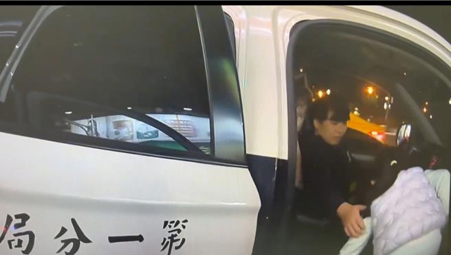 新竹市1名6岁女童，竟趁长辈不注意，独自骑着滑板车跑出门后失联，母亲吓得急忙报警，经警方调阅监视器，顺利将女童带回家。（翻摄照片／王惠慧新竹传真）