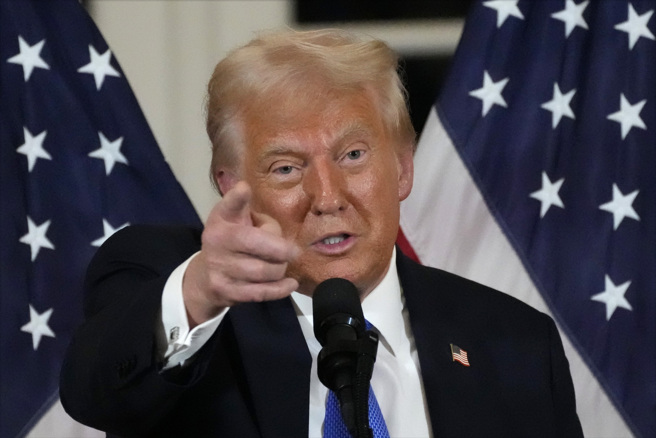 美國總統川普2月7日在佛州棕櫚灘海湖莊園（Mar-A-Lago）與共和黨籍參議員共進晚餐時發表談話的神情。（美聯社）